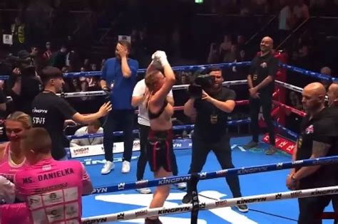 daniella hemsley celebration boobs|OnlyFans boxer Daniella Hemsley flashes boobs after winning。